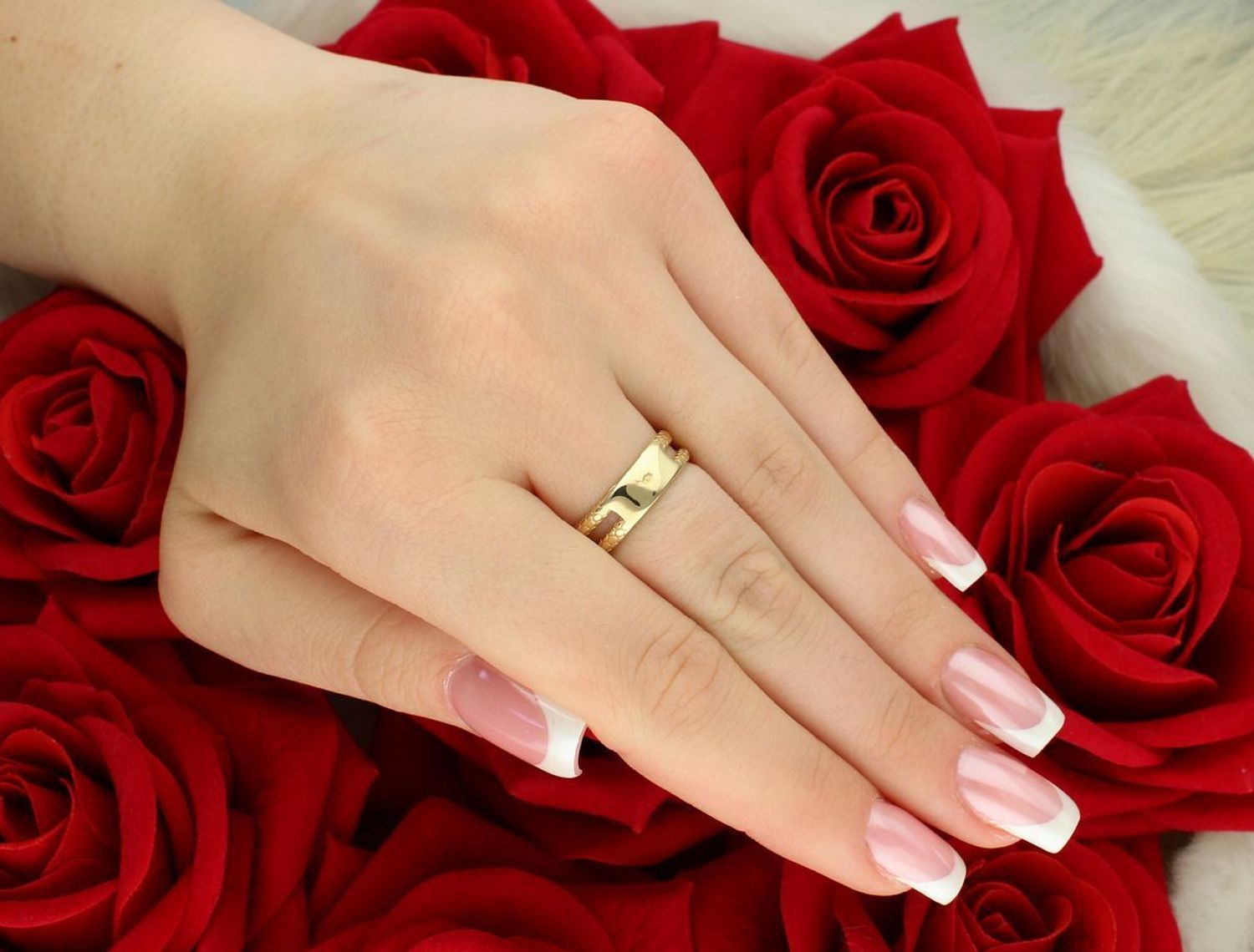 Pierścionek złoty wąż żmija czarna cyrkonia próba 585 PI PI 6567A 585 Pierścionek złoty żmija ozdobiony czarną cyrkonią. Pierścionek wykonany z zachowaniem dbałości o każdy 10.jpg